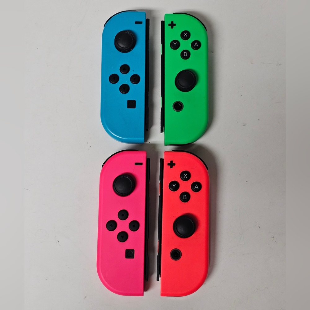 Nintendo Switch Console HAC-001(-01) JoyCon, 4 Controllers, 2 Chargers, More - Picture 6 of 12